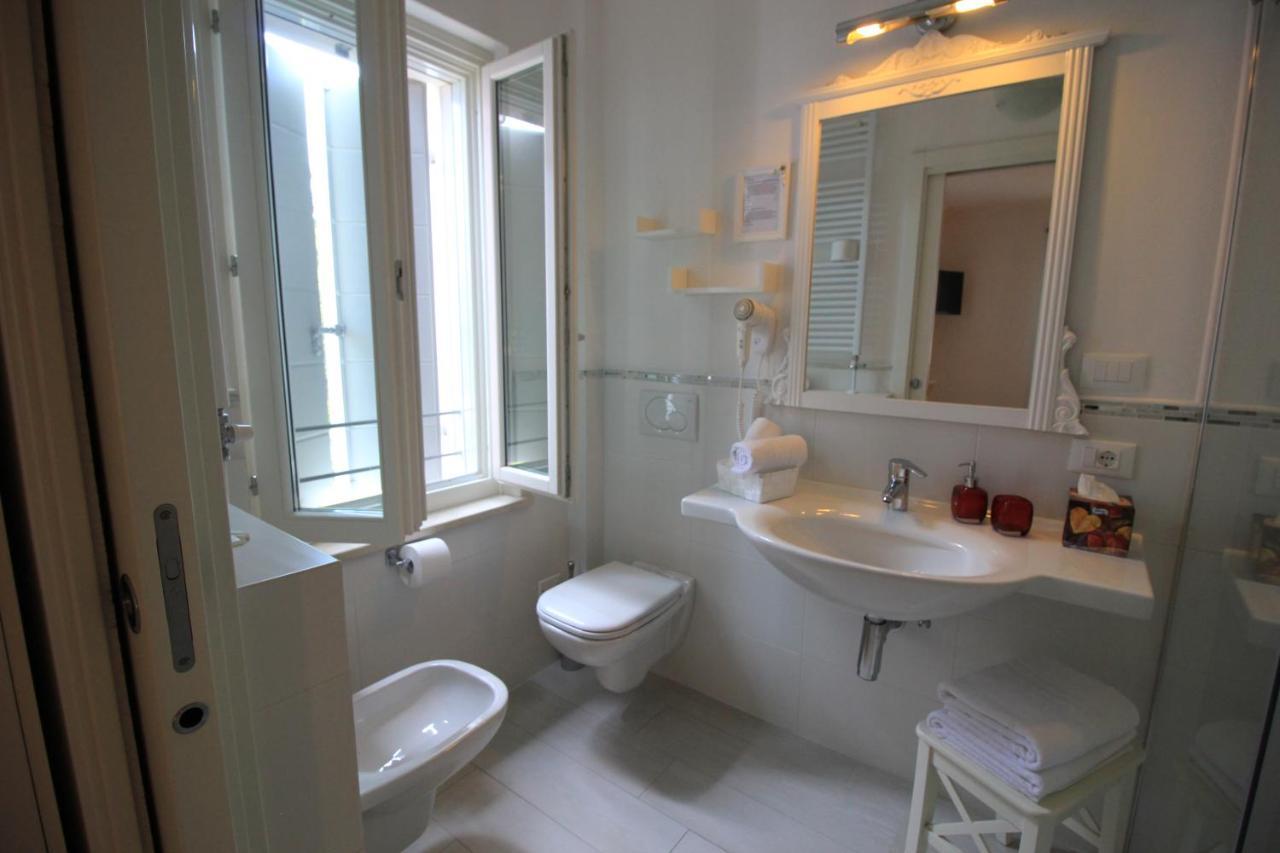 Rooms Il Punto Πεσκιέρα ντελ Γκάρντα Εξωτερικό φωτογραφία